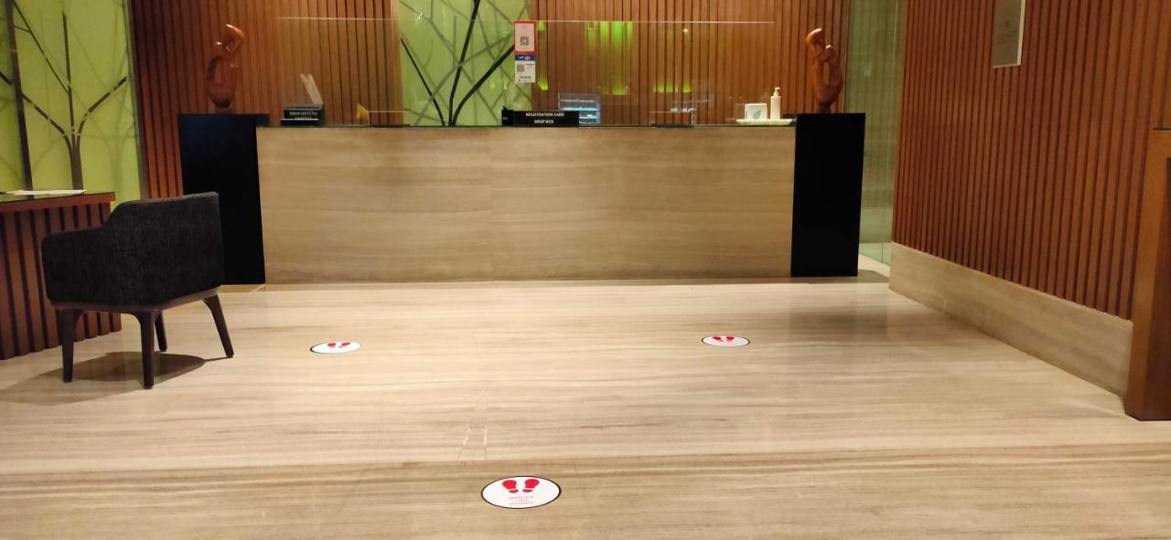 Welcomhotel By Itc Hotels, Richmond Road, Bengaluru Kültér fotó Floor stickers in a hotel lobby