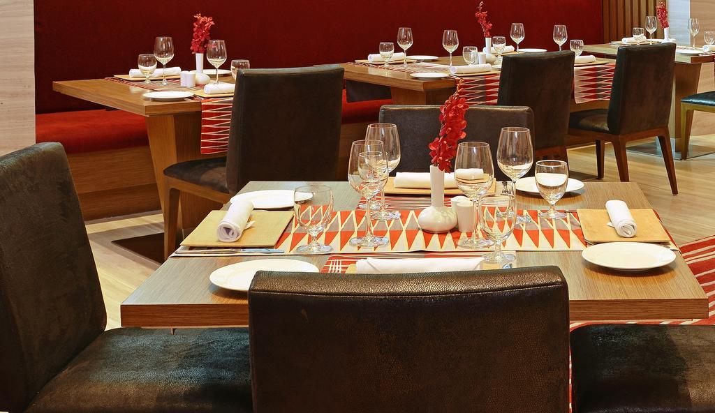 Welcomhotel By Itc Hotels, Richmond Road, Bengaluru Kültér fotó A restaurant table
