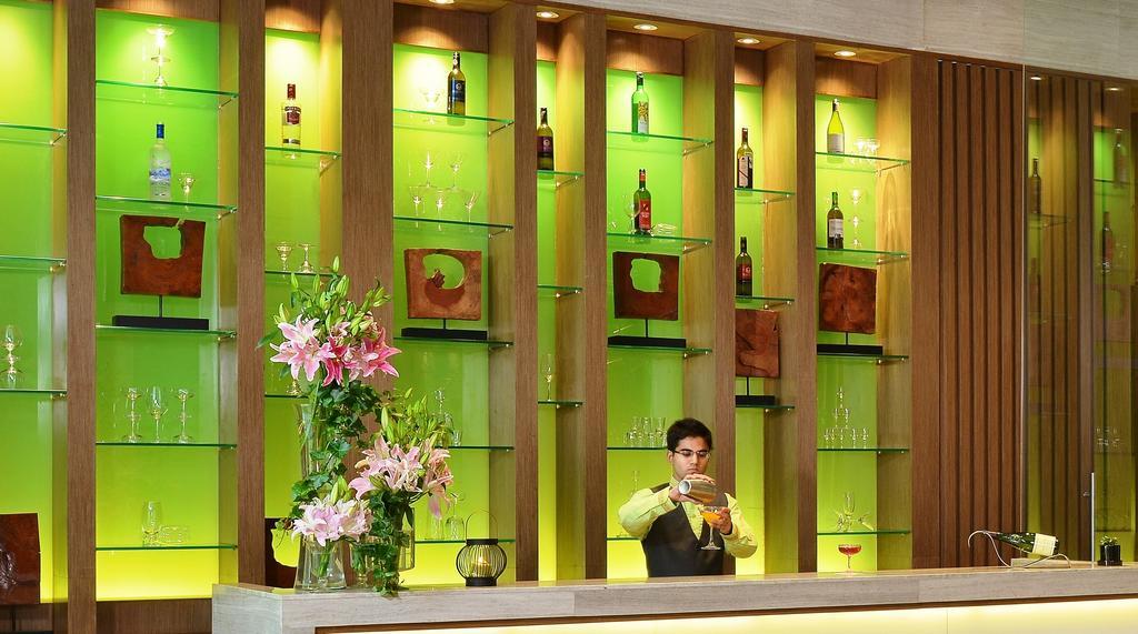 Welcomhotel By Itc Hotels, Richmond Road, Bengaluru Kültér fotó The bar at the lobby